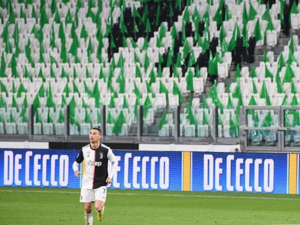 رونالدو ومن خلفه مدرجات خالية