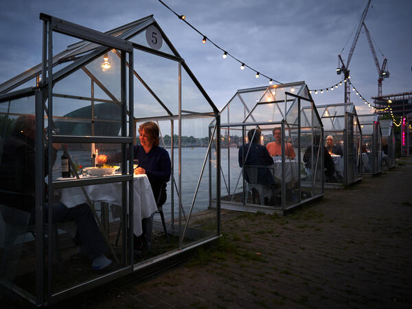 المطاعم حول العالم تُبدع في تطبيق التباعد الاجتماعي