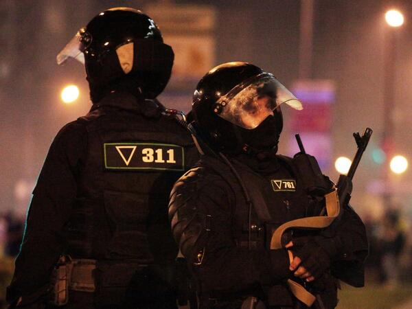 Riot police block an area during a protest of opposition supporters after polls closed in Belarus' presidential election, in Minsk on August 9, 2020. Siarhei LESKIEC / AFP