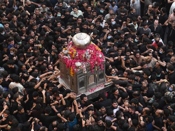 Shiite Muslim devotees take part in a procession to commemorate the death anniversary of Prophet Mohammad's companion 