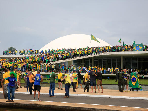 Bolsonaro supporters invade the presidential palace 