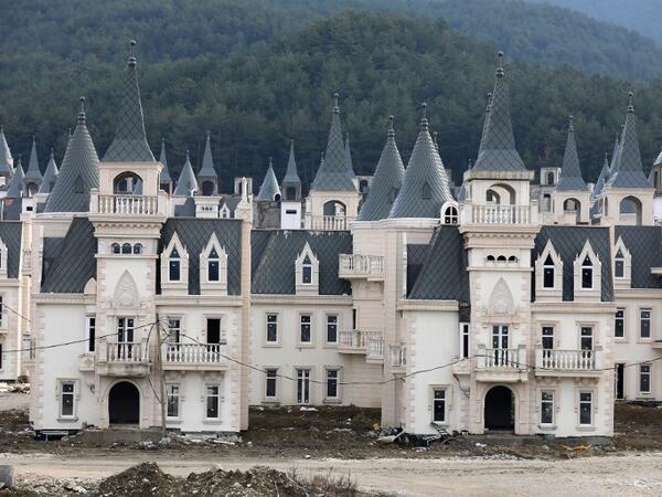 A photo shows hundreds of houses part of the Sarot Group's Burj Al Babas project  close to the town centre of Mudurnu in the Bolu northwestern region. 
Adem ALTAN / AFP