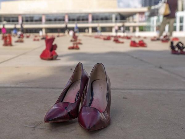 Installation of red shoes during a rally against domestic violence in the Israeli coastal city of Tel Aviv on December 4, 2018 (Twitter)