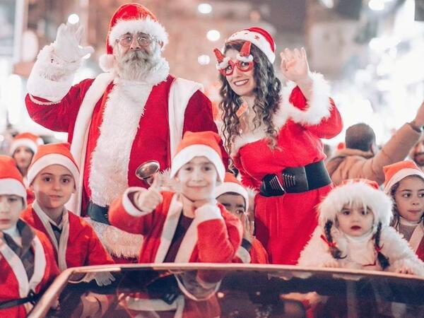 People dressed as Santa Clausand (Jalal Ibrahim Photography, Twitter)