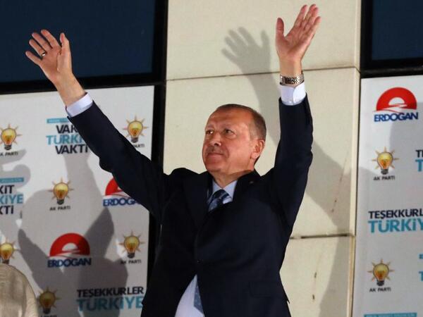 Turkish President Tayyip Erdogan greets his supporters gathered in front of the AKP headquarters in Ankara, Turkey June 25, 2018. (Adem ALTAN / AFP)