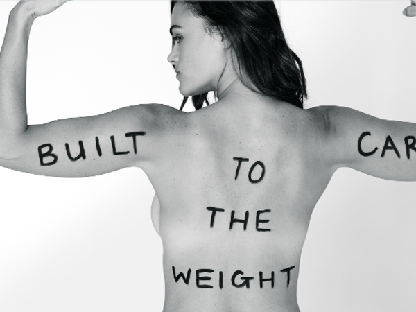 بأجسادهن العارية... مشاهير يحاربن قضايا اجتماعية  