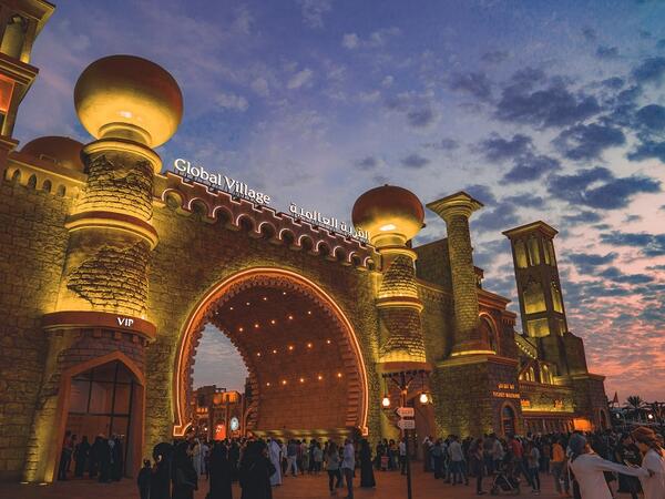 تحتضن دبي في كل عام القرية العالمية التي تجمع ثقافات 90 دولة في مكان واحد