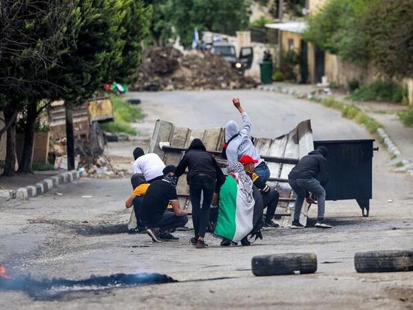 Palestinian Protesters Confront Israeli Police During Ramadan