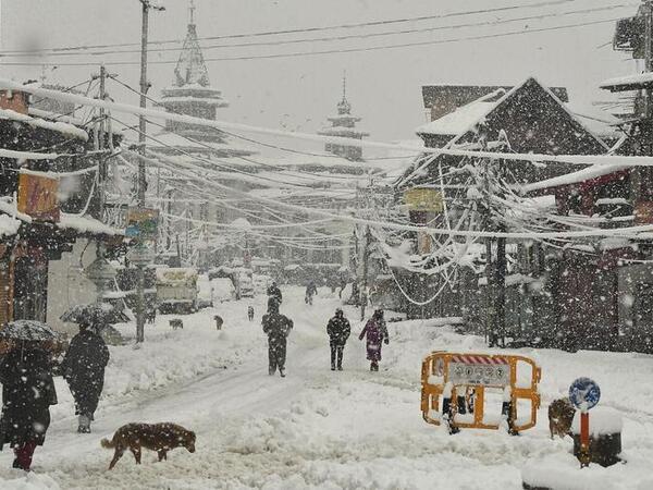 Heavy Snowfall in India Closes Highways and Cancels Flights