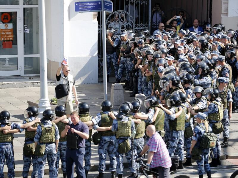 Servicemen of the Russian National Guard block an area during an unauthorised rally demanding independent and opposition candidates be allowed to run for office in local election in September, in downtown Moscow on July 27, 2019.  Maxim ZMEYEV / AFP