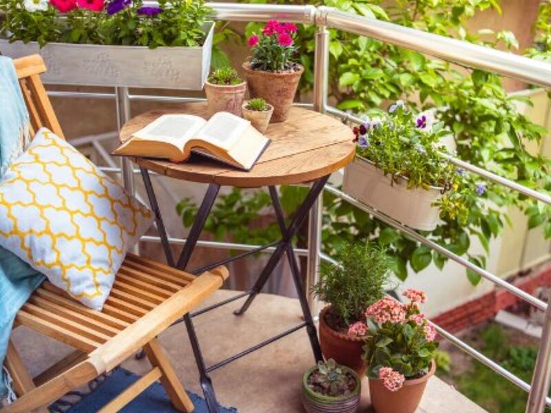يحلو تنسيق ديكور الجدار الرئيس للتراس مع الأرضية وتصميمه على شكل طبقات نافرة فيها إنارة
