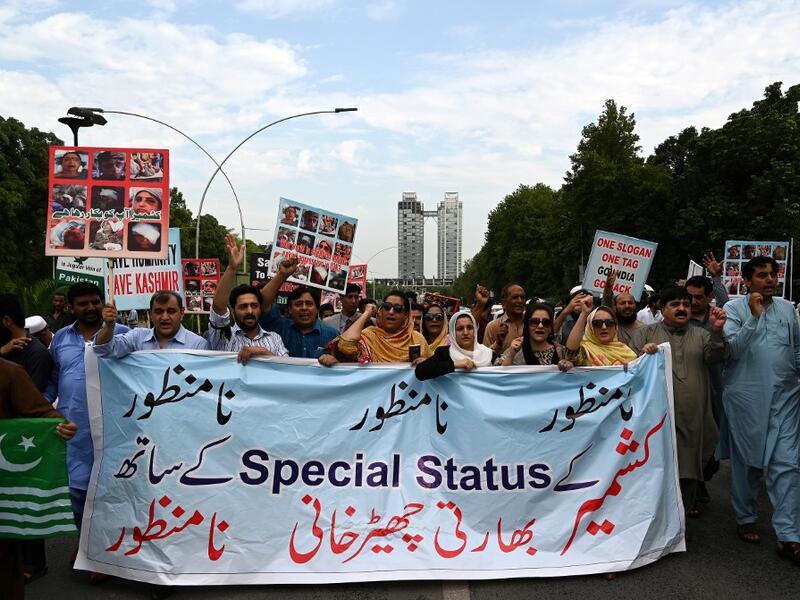 Pakistani Kashmiri people shout anti-Indian slogans during a demonstration in Islamabad on August 7, 2019. Pakistan's Prime Minister Imran Khan vowed to challenge at the UN security council India's decision to strip Kashmir of its special autonomy, a move he warned could provoke conflict in the region. AAMIR QURESHI / AFP
