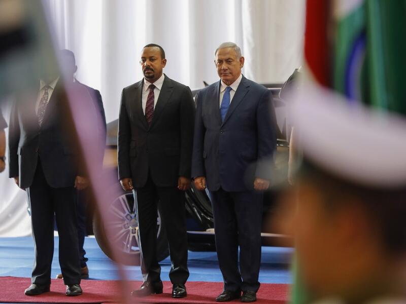 Israeli Prime Minister Benjamin Netanyahu (R) receives his Ethiopian counterpart Abiy Ahmed at the prime minister's office in Jerusalem on September 1, 2019.  MENAHEM KAHANA / AFP