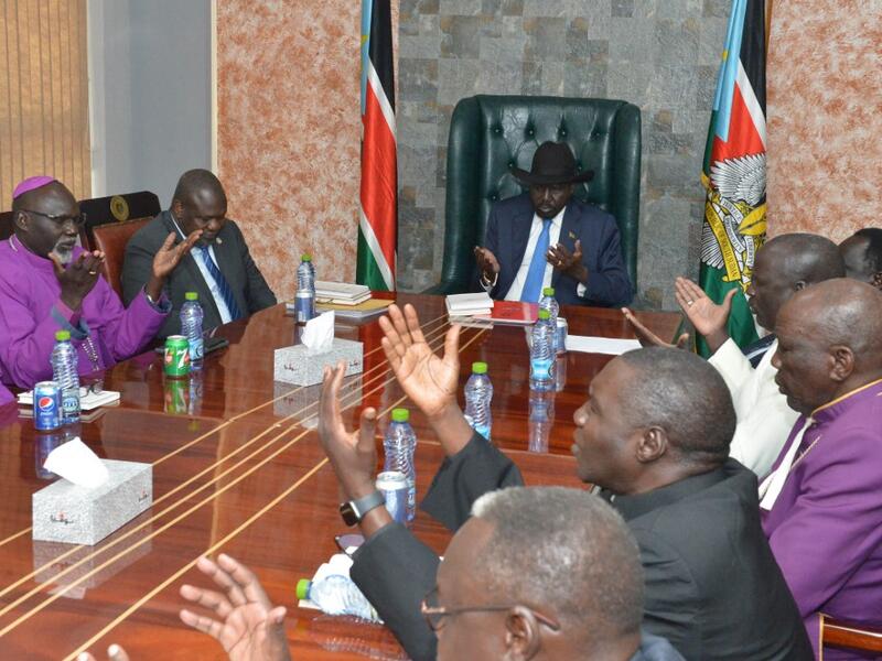 South Sudan's President Salva Kiir Mayardit (3L) flanked by ex-vice president and former rebel leader Riek Machar (2L), praying before their meeting in Juba, South Sudan, on September 11, 2019. AKUOT CHOL / AFP