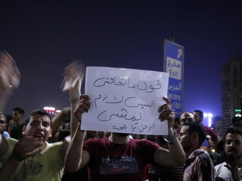 Egyptian protesters shout slogans as they take part in a protest calling for the removal of President Abdel Fattah al-Sisi in Cairo's downtown on September 20, 2019.STR / AFP