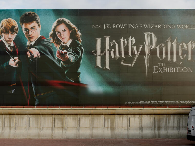 Daniel Radcliffe, Emma Watson and Rupert Grint on the Poster of the Wizarding world of Harry Poter (Shutterstock)	