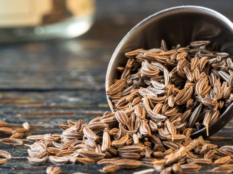 تُسكن الكراوية الآم المفاصل وأسفل الظّهر وتقي وتُخفّف من آلام الرّوماتيزم
