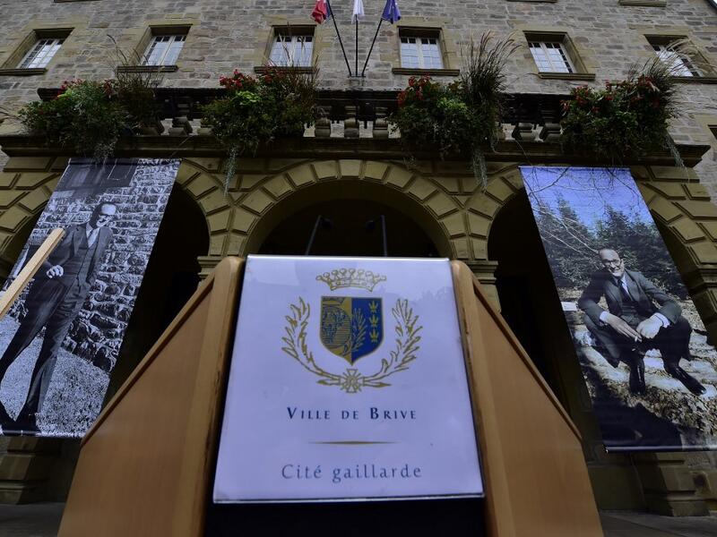 Pictures of late French president Jacques Chirac are displayed outside Brive-la-Gaillarde city hall, on September, 30 2019, during a memorial ceremony as part of a national day of mourning. GEORGES GOBET / AFP