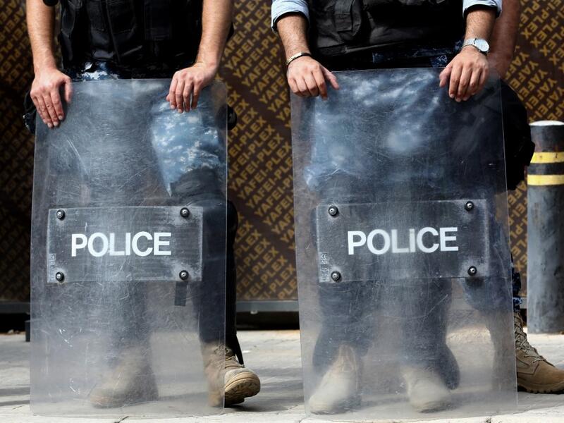 Lebanese riot policemen stand guard during a demonstration in central Beirut's Martyr Square on October 6, 2019. Lebanese protested in the capital over increasingly difficult living conditions, amid fears of a dollar shortage and possible price hikes. ANWAR AMRO / AFP