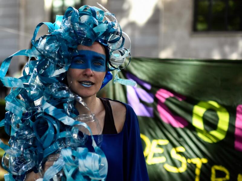 In Madrid, three protesters were arrested for "resistance and disobedience to authority", according to the national police, after several hundred people cut the traffic and participated in a sit-in protest. Meticulously dressed up to represent a range of natural disasters - "desertification", "floods", "fires" - nearly 200 young protesters gathered in front of the Ministry of Ecological Transition, where some of them set up tents with the intention to camp. OSCAR DEL POZO / AFP