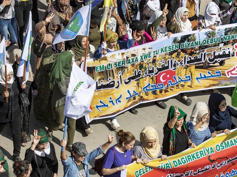 Syrian Kurds take part in a demonstration against Turkish threats in Ras al-Ain town in Syria's Hasakeh province near the Turkish border on October 9, 2019. Syrian Kurds called on Damascus ally Moscow to facilitate "dialogue" with the regime, following threats of a Turkish invasion of northeastern Syria. Delil SOULEIMAN / AFP