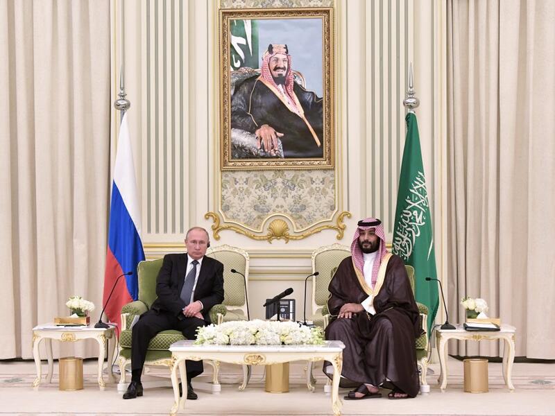 Russian President Vladimir Putin (L) meets with Saudi Arabia's Crown Prince Mohammed bin Salman in Riyadh, Saudi Arabia, on October 14, 2019. Alexey NIKOLSKY / SPUTNIK / AFP
