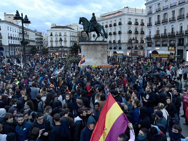 Separatist Catalan leaders today called on the Spanish government to enter into talks as Barcelona braced for fresh violence after days of clashes between police and protesters. OSCAR DEL POZO / AFP