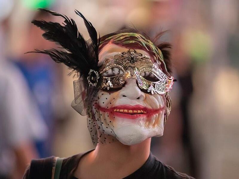 It is unclear if demonstrators achieved its aim. There were gaps in a part of the chain in one city center location (www.dailymail.co.uk)