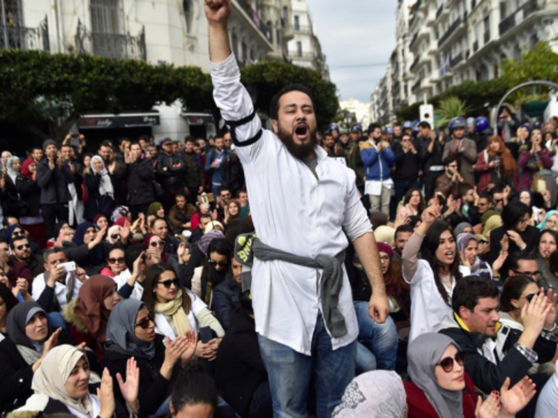 Algerian anti-riot police surround doctors and dentists who are completing their residency stage of their studies during a sit-in outside La Grande Poste in the capital Algiers, on February 12, 2018, as part of a three-month-long strike protesting against compulsory civil service. Photo AFP ©AFP ⁃ RYAD KRAMDI