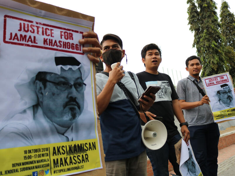 Humanitarian activists in Makassar City held a demonstration related to the death of Jamal Khashoggi, one of the Saudi Arabian journalists in Turkey  (Shutterstock)	