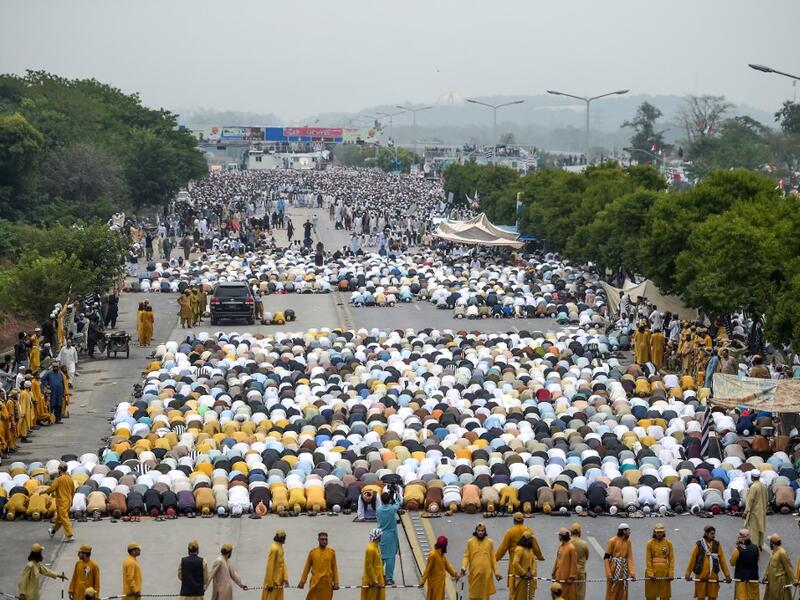 Thousands of Islamists rallied in Islamabad on November 1 as several huge marches from across Pakistan converged on the capital to demand that Prime Minister Imran Khan's government step down. AAMIR QURESHI / AFP