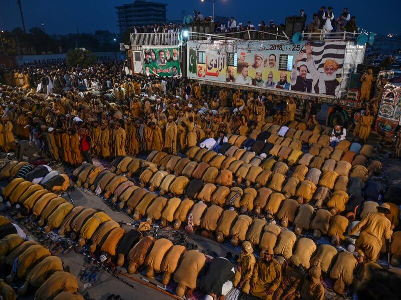 Thousands of Islamists rallied in Islamabad on November 1 as several huge marches from across Pakistan converged on the capital to demand that Prime Minister Imran Khan's government step down. Aamir QURESHI / AFP