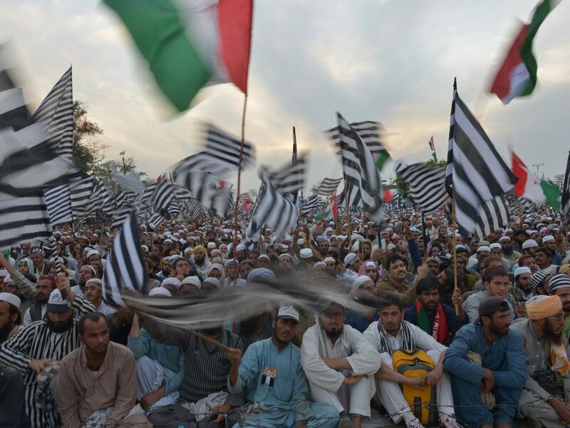 Activists of Islamic political party Jamiat Ulema-e-Islam (JUI) gather during an anti-government "Azadi (Freedom) March" in Islamabad on November 2, 2019. Tens of thousands of Islamists rallied alongside opposition supporters in Pakistan's capital Friday, as the firebrand cleric leading the protests called on Prime Minister Imran Khan's government to step down within 48 hours. FAROOQ NAEEM / AFP