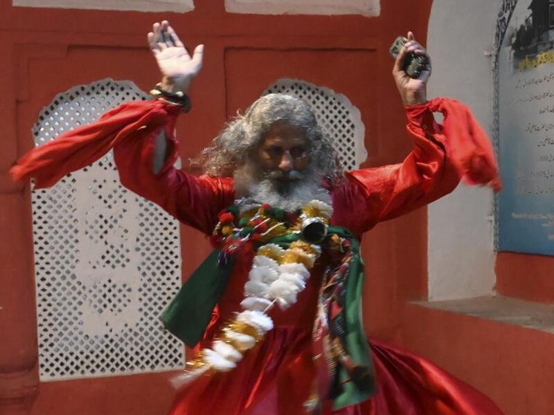 An Pakistani Muslim devotee performs at the shrine of Sufi saint Hazrat Mian Mir during the annual festival in Lahore on November 5, 2019, on his 396th birth anniversary. ARIF ALI / AFP