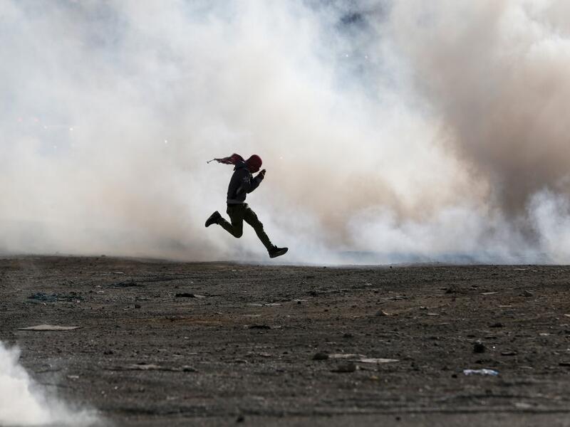 Palestinian demonstrators clash with Israeli security forces on November 26, 2019, in the West Bank city of Ramallah following a demonstration against the US policy shift on Israeli settlements in Palestinian Territories and following the death of Palestinian prisoner Sami Abu Diyak. ABBAS MOMANI / AFP