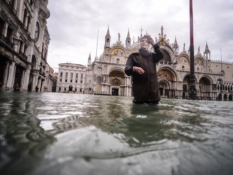 Venice hit by another ferocious high tide, flooding city (Twitter)