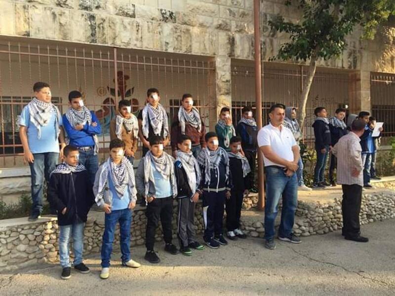 Palestinian journalists launch a campaign  in solidarity with photojournalist Muath Amarneh who lost his left eye because of an Israeli bullet while covering protests in Hebron on 15 November (Twitter)