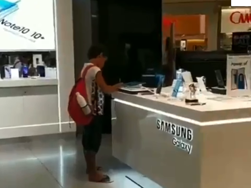 An electronic store staff invited a schoolboy to use a tablet kept on the display kiosk so that he could complete his homework. (Twitter)