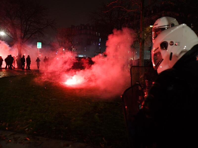 Trains cancelled, schools closed: France scrambled to make contingency plans on for a huge strike against pension overhauls that poses one of the biggest challenges yet to French President's sweeping reform drive. Alain JOCARD / AFP
