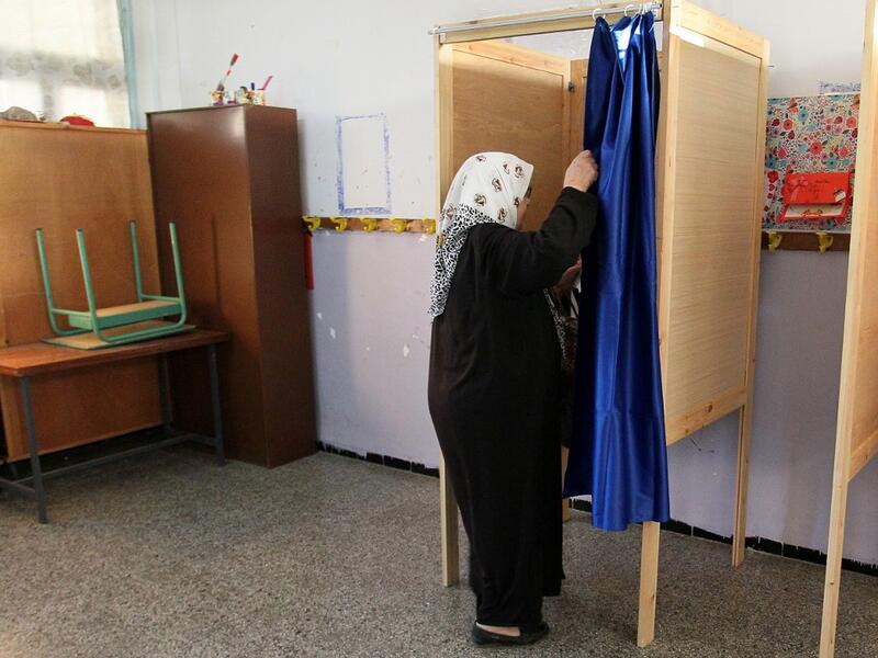 Algerians cast their votes during the presidential election on December 12, 2019 at a polling station in Algiers. Five candidates are running in Algeria's presidential election to replace ousted Algerian president Abdelaziz Bouteflika, the country's election authority said Saturday, amid widespread protests against the vote. STRINGER / AFP