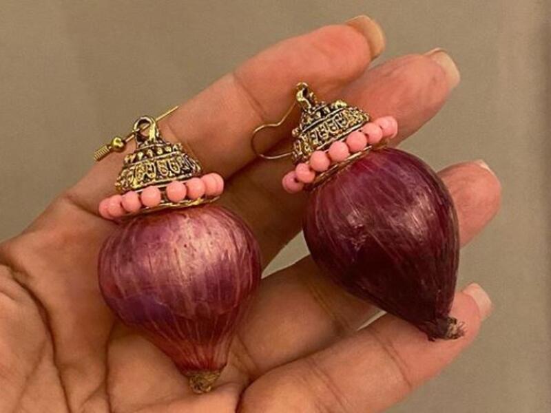 نجم من بوليوود يهدي زوجته البصل!