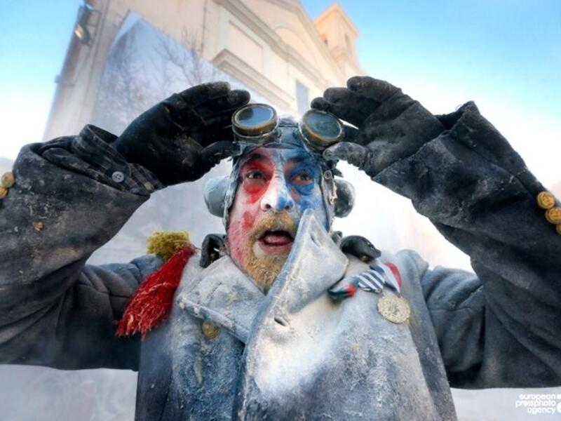 A resident takes part in a flour and egg battle during the 'Els enfarinats' festival in the village of Ibi, Alicante, eastern Spain (Twitter)
