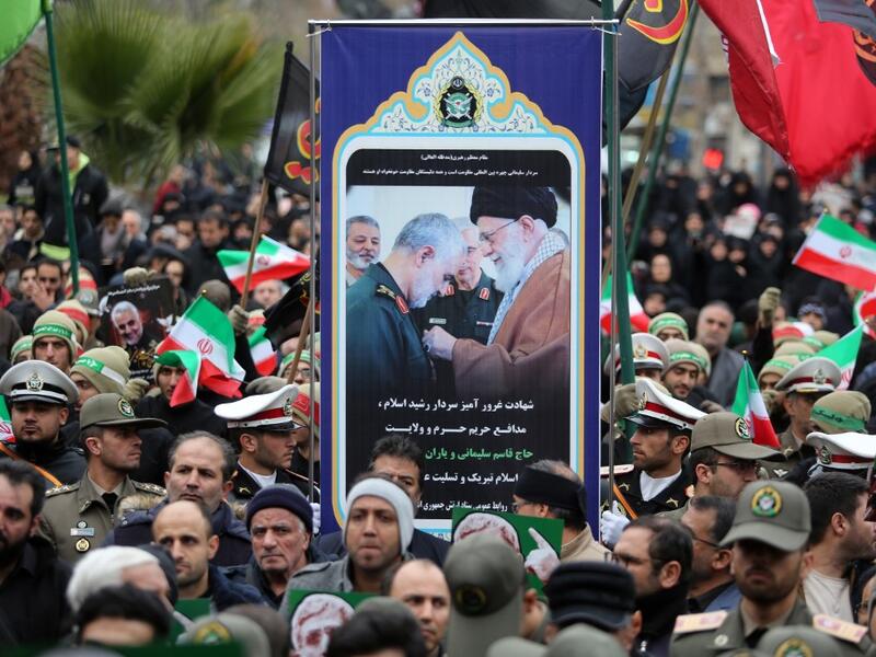 A placard bearing an image of slain Iranian military commander Qasem Soleimani (L) and with the supreme leader of the Islamic republic, Ayatollah Ali Khamenei is carried by Iranians during an anti-US protest over the killings during a US air stike of Iranian military commander Qasem Soleimani and Iraqi paramilitary chief Abu Mahdi al-Muhandis, in the capital Tehran on January 4, 2020. (AFP/ File Photo)