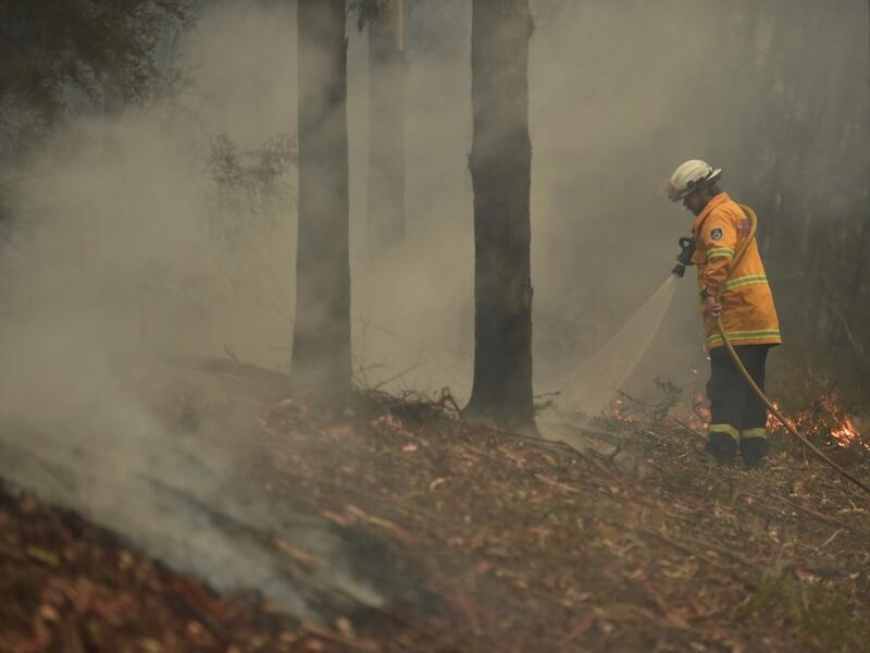 A firefighter tackles a bushfire south of Nowra on January 5, 2020. Australians on January 5 counted the cost from a day of catastrophic bushfires that caused "extensive damage" across swathes of the country and took the death toll from the long-running crisis to 24. PETER PARKS / AFP