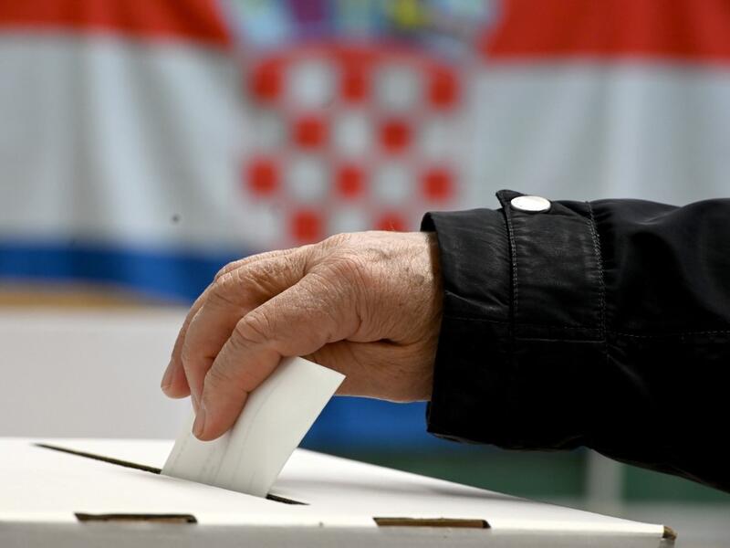 A man casts his ballot at a polling station during the presidential elections on January 5, 2020 in Zagreb, Croatia. Denis LOVROVIC / AFP
