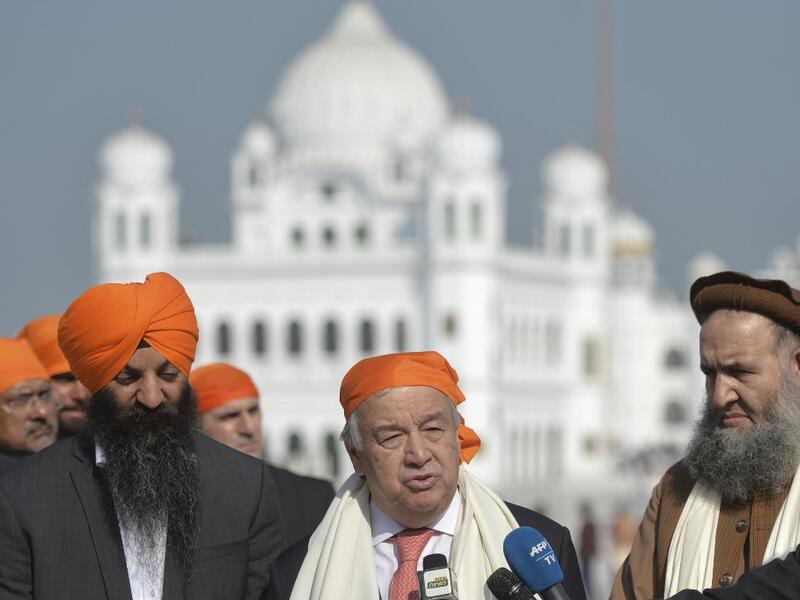 United Nations Secretary-General Antonio Guterres (C) speaks to the media during his visit the Sikh Shrine of Baba Guru Nanak Dev at Gurdwara Darbar Sahib in the Pakistani town of Kartarpur, near the Indian border, on February 18, 2020. Aamir QURESHI / AFP