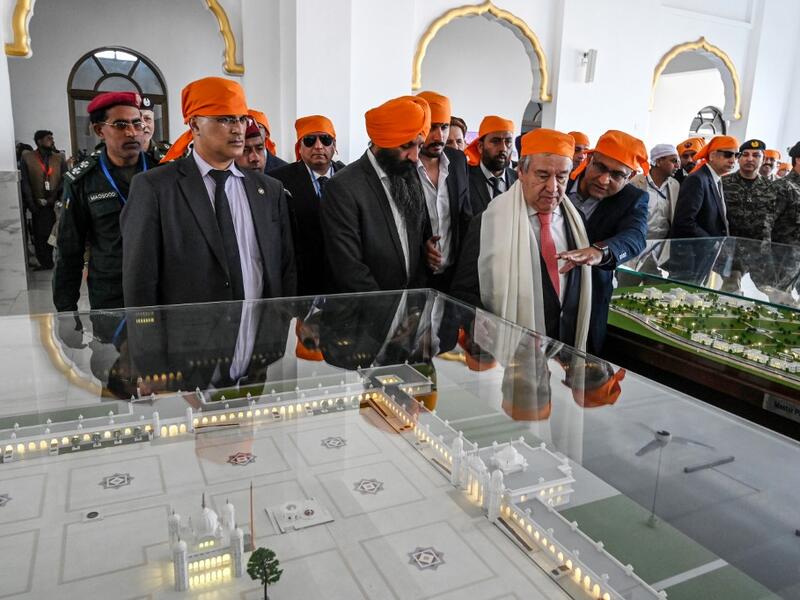 United Nations Secretary-General Antonio Guterres (C) visits the Sikh Shrine of Baba Guru Nanak Dev at the Gurdwara Darbar Sahib in Kartarpur near the Pakistan-India border, on February 18, 2020. Aamir QURESHI / AFP