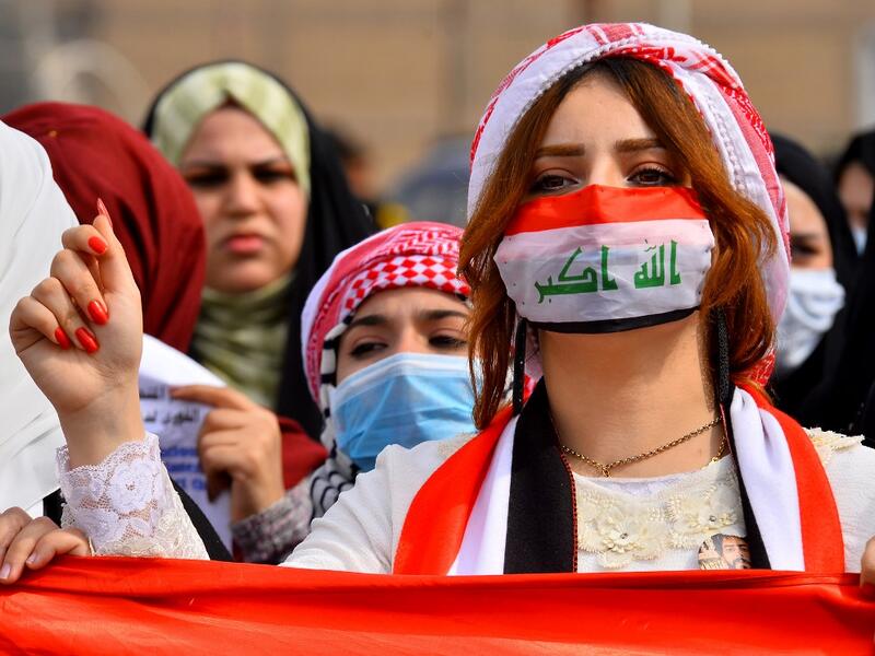 Anti-government protesters demonstrate wearing surgical masks in the central Iraqi holy shrine city of Najaf on February 24, 2020. Haidar HAMDANI / AFP