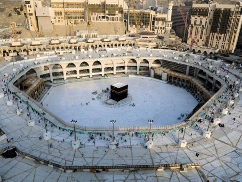 فايروس كورونا المُستجد: قررت السلطات السعودية، 4 مارس 2020، إغلاق الحرم المكي أمام المعتمرين في إجراء احترازي ضد "كورونا"، في حين أعادت فتحه أمام الطائفين والمصلين، مع الإبقاء على منع المعتمرين، حفاظًا على السلامة العامة، بالنظر للأعداد الكبيرة وكثرة الاختلاط بين أجناس مختلفة، خشية انتقال الفيروس والعدوى.
