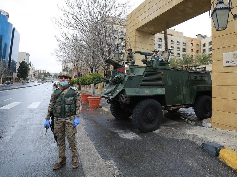 Jordanian soldiers keep watch on March 18, 2020 at an empty avenue in the capital Amman as Jordan takes measures to fight the spread of the coronavirus COVID-19. Khalil MAZRAAWI / AFP